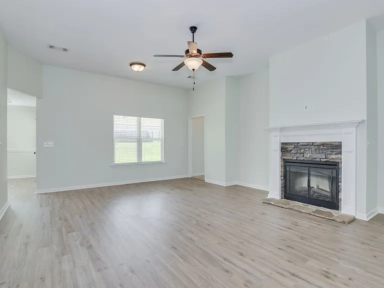 901 Avalon Ct — Photo 9