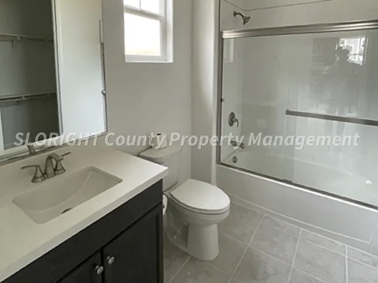 1039 Forest St — Photo 2