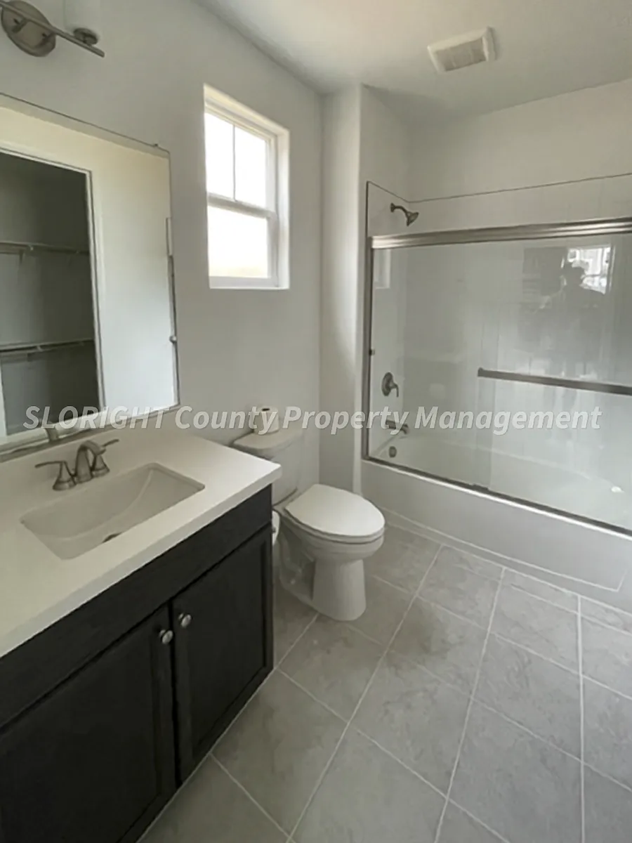 Building Photo - 1039 Forest St