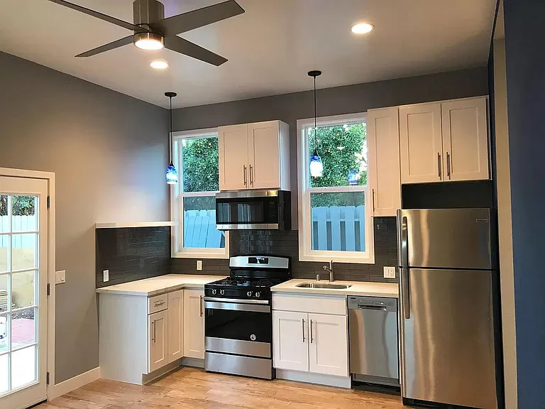 6927 Cozycroft Ave — Photo 16