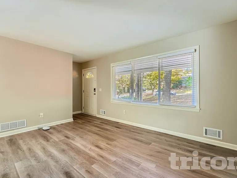 2381 Melody Ln NW — Photo 4