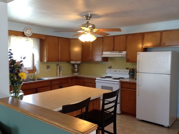 Large Kitchen with movable island