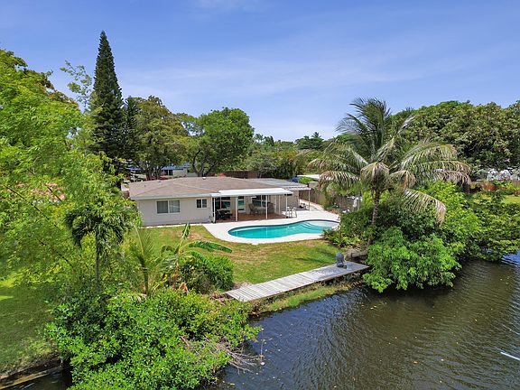 2nd image of 3560 Lloyd Drive