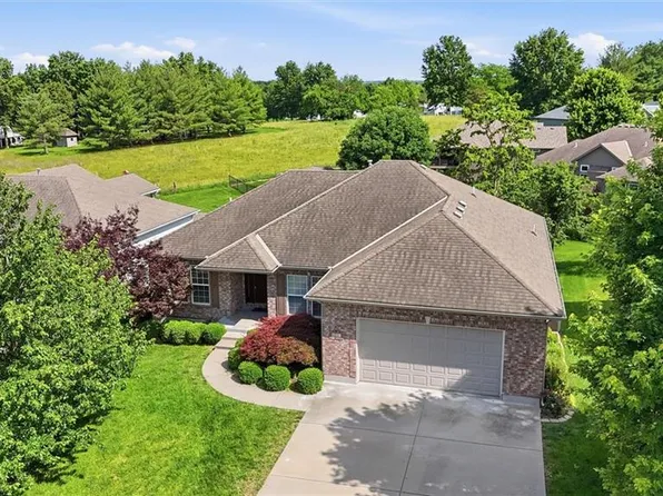 807 NW Poplar Ct, Grain Valley, MO 64029