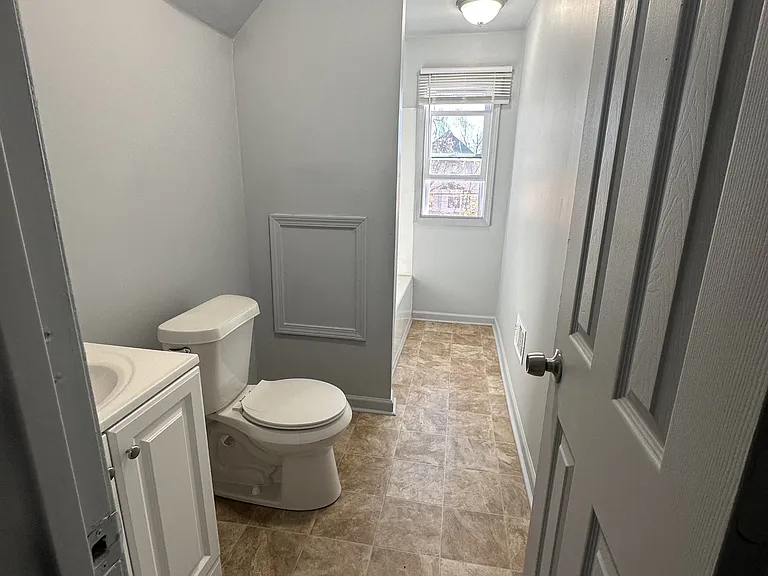 558 Holbrook Ave — Photo 9