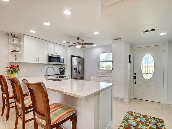4th image of 2620 NE 1st Court #405