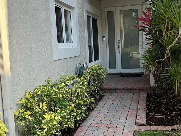 6165 NW 77th Pl — Photo 3
