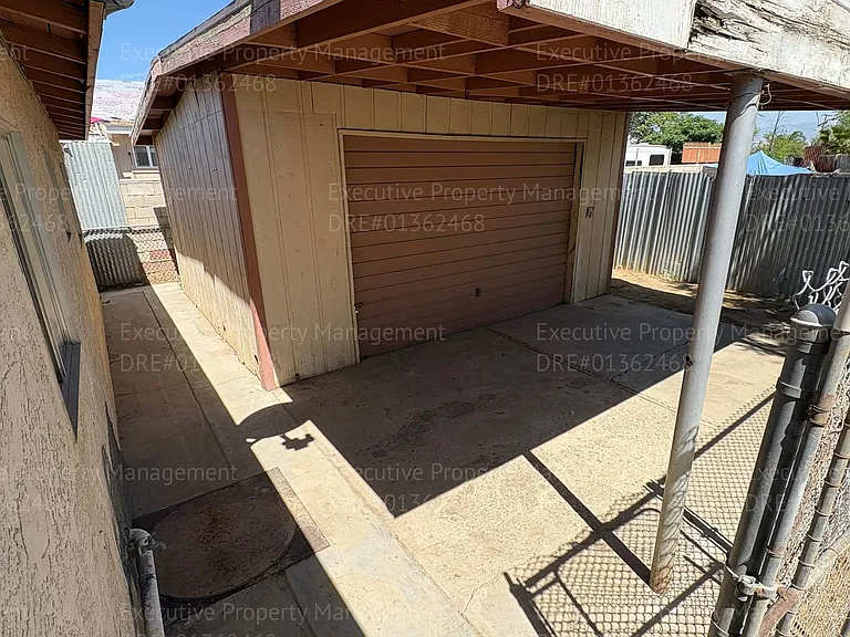 820 Moore St — Photo 8