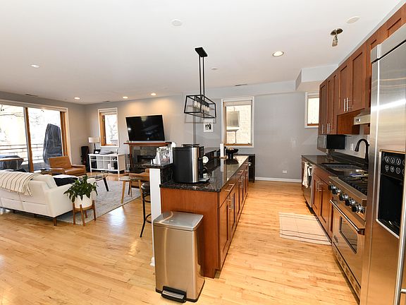 3rd image of 2315 W Wabansia Ave #2E