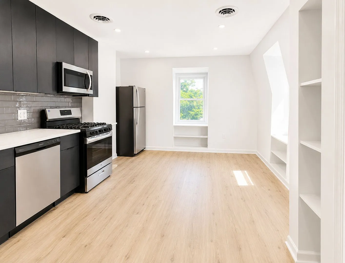 Renovated 2 Bedroom Apartment in Squirrel Hill, Philadelphia, PA | In-Unit Laundry, Central Air &... — Photo 1