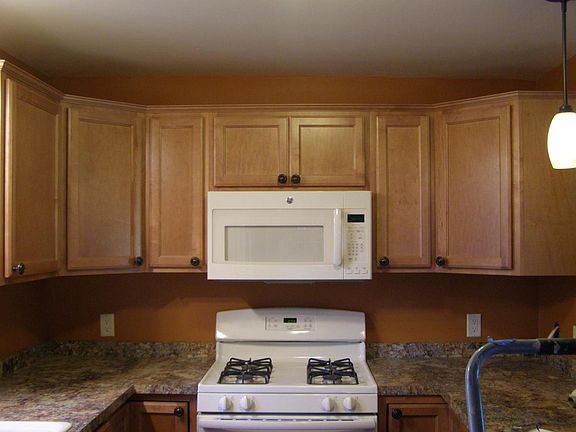 3 lazy susans all soft close doors. Gas stove & oven. Venting microwave.
