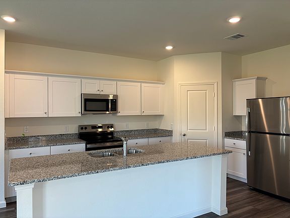 2nd image of 805 Lexington Ln