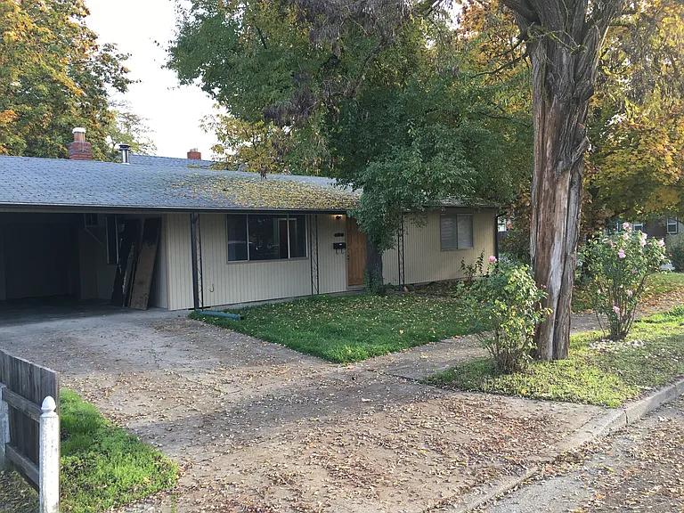 400 NW D St — Photo 1