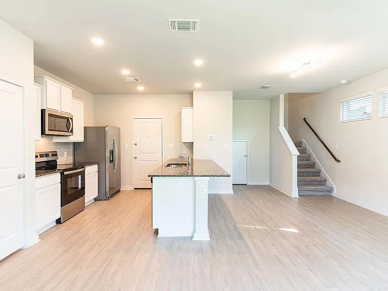 605 W South St #321 — Photo 4