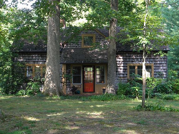 Fairy-tale cottage, shaded by magnificent oaks