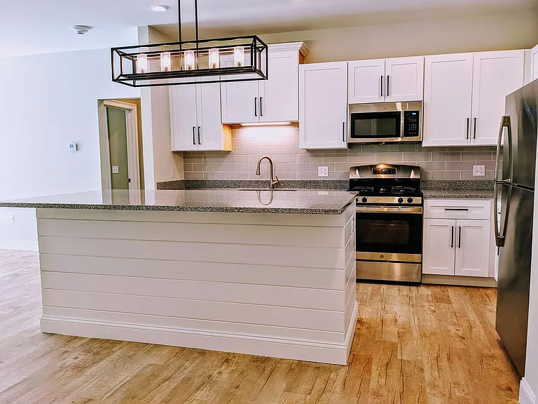 Essex Station Apartments — Photo 13