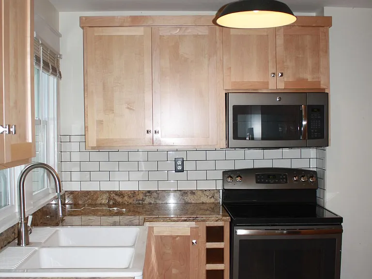 701 S Woodlawn Ave — Photo 5