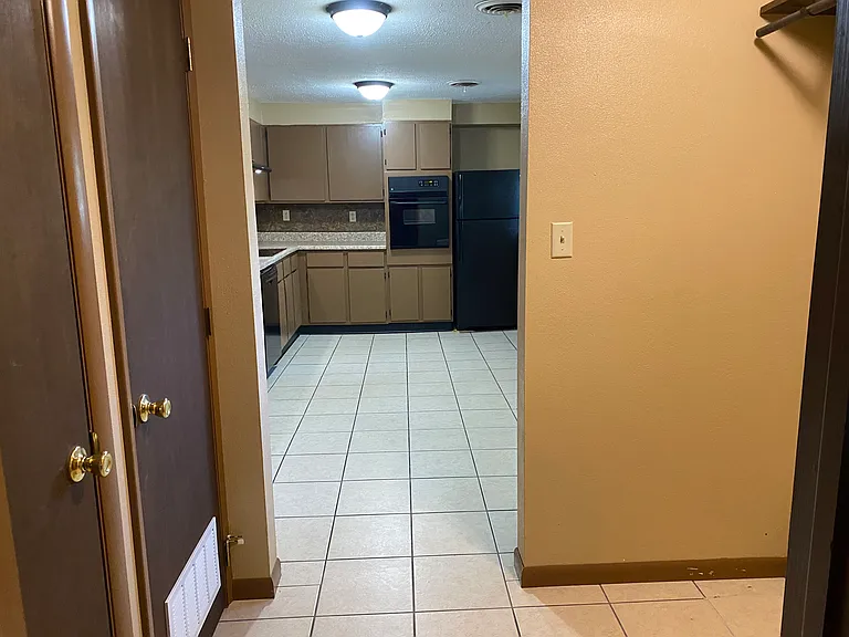 208 E Maiden Ln — Photo 21