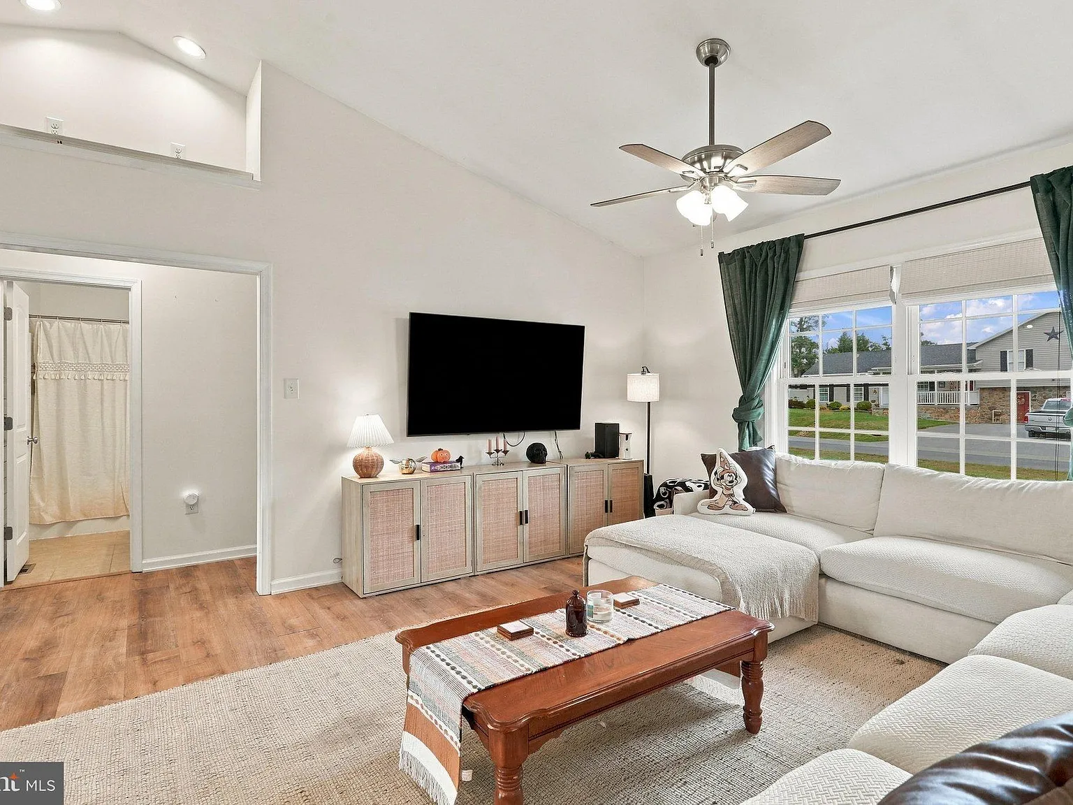3 bed, 2.0 bath, 1472 sqft, $2,100 — Photo 3
