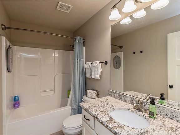 4th image of 4729 NE Oak Dr