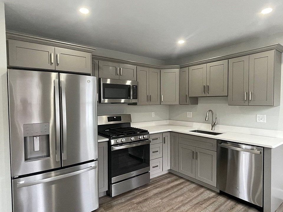 1st image of 129 Pleasant St #3