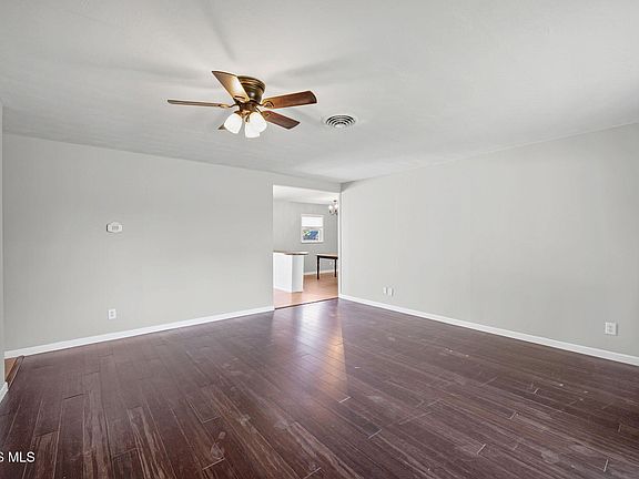 3rd image of 712 Charles Ave
