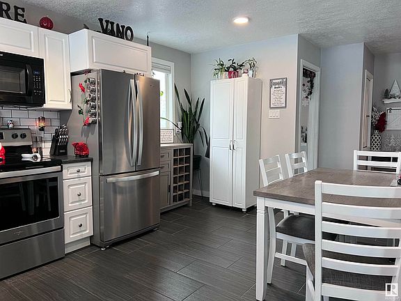 2nd image of 66 Grosvenor Blvd