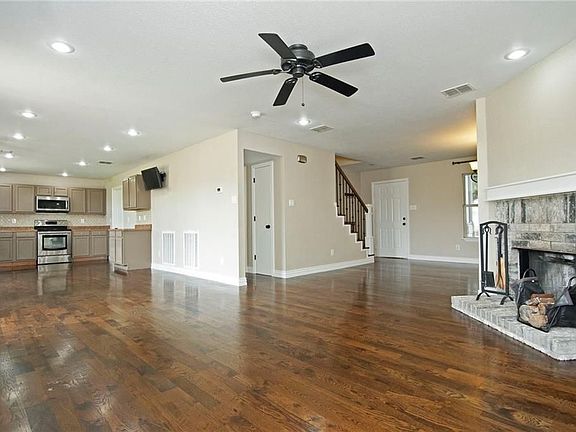 3rd image of 2301 Live Oak Dr