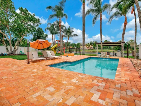 10477 SW 49th Pl, Cooper City, FL 33328