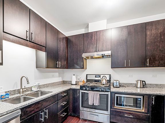 3rd image of 1246 W Devon Ave APT 35