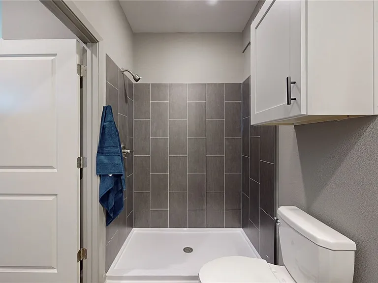101 W 33rd St #204 — Photo 11