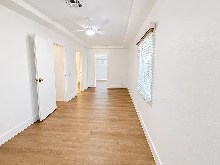 917 N Mariposa St — Photo 16