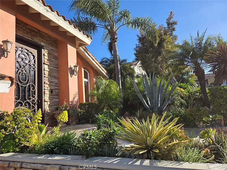 342 Lois Ln — Photo 3