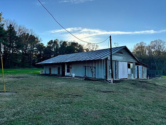 Shed/Storage Building in Property Center