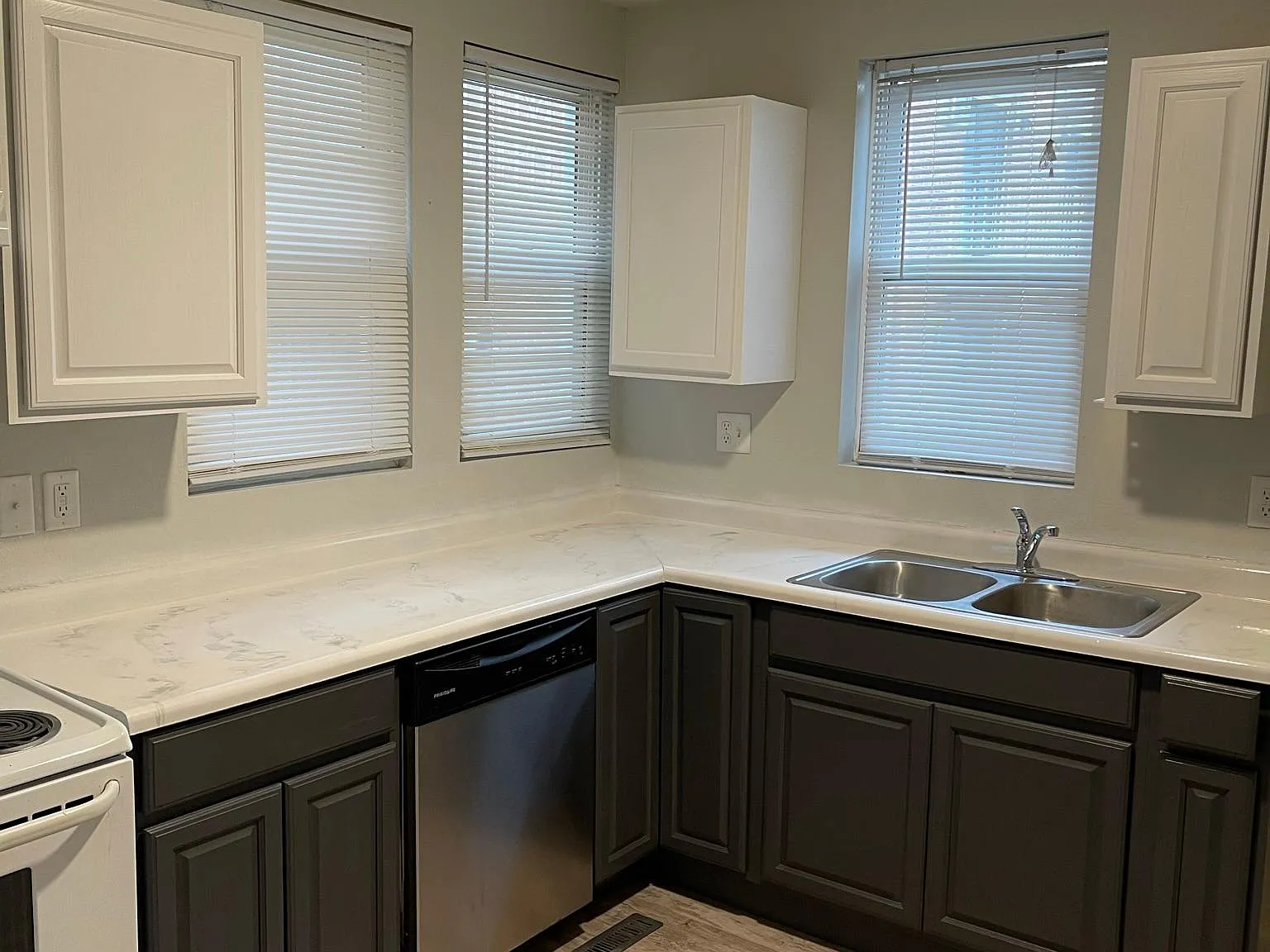 6 bed, 2001 sqft, $4,984 — Photo 2
