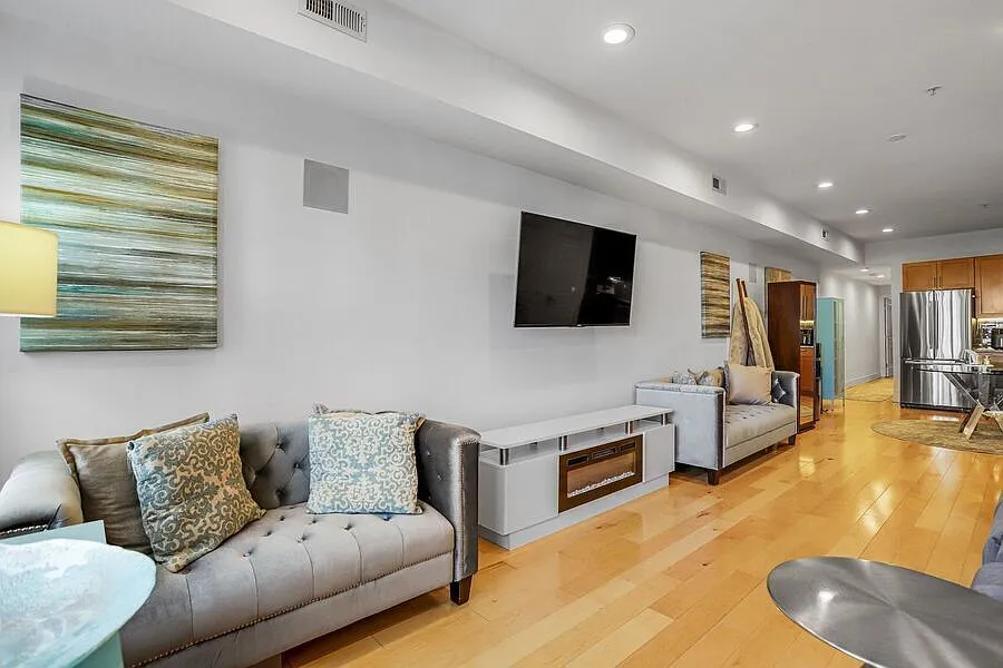 2 Bedroom + 2 Bath Parking Included! — Photo 4