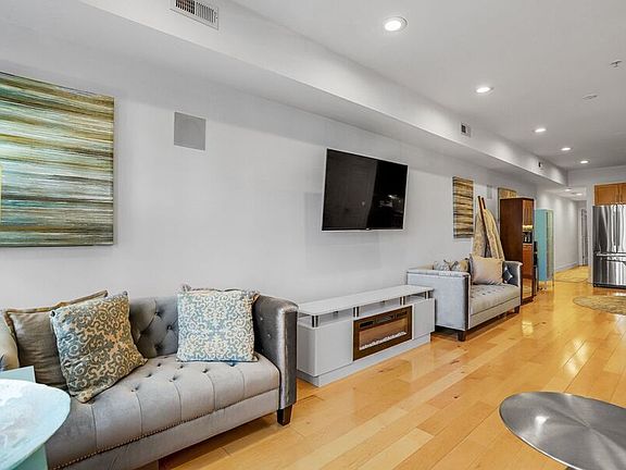 4th image of 816 Kennedy St NW #2