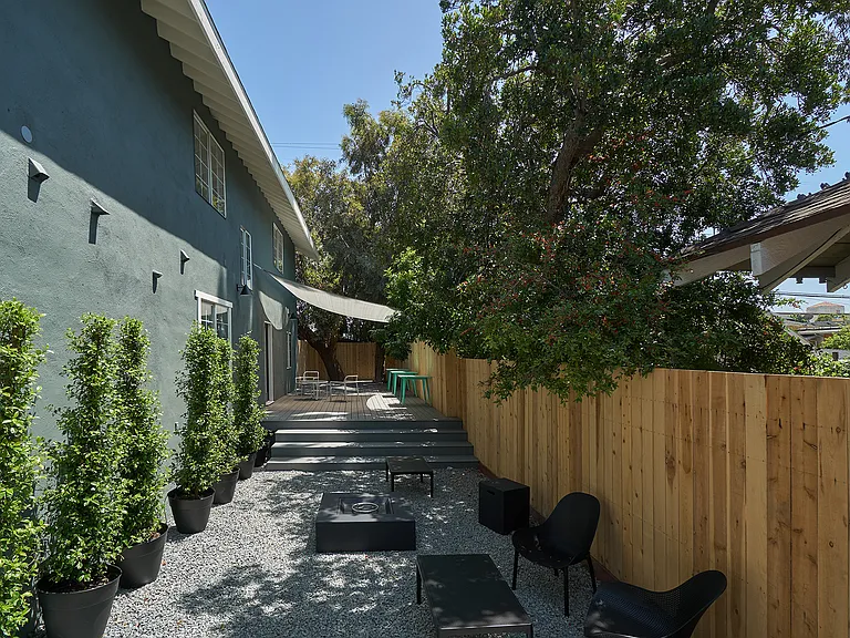 152 S Serrano Ave — Photo 12