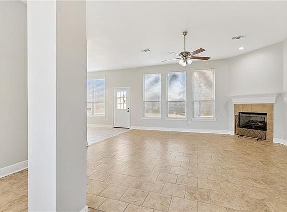 5th image of 121 Oak Moss Dr