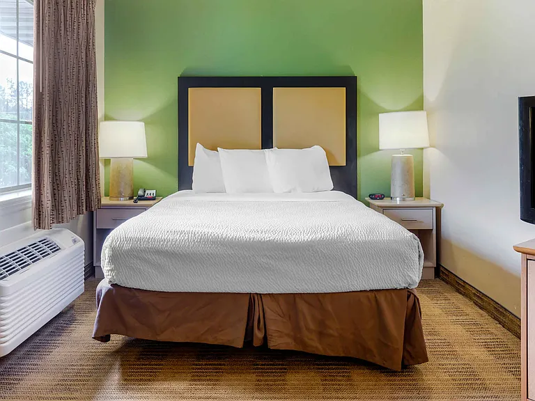 Deluxe Studio - 1 Queen Bed