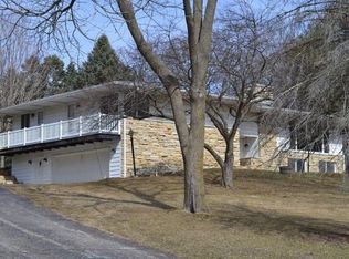 1222 N Grandview Ave, Oconomowoc, WI 53066