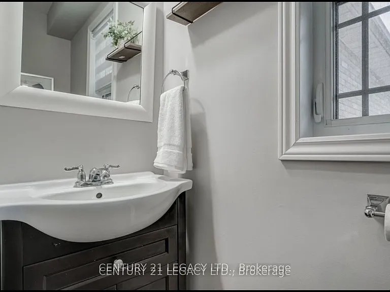 339 Lewis Dr W #UPPER — Photo 8