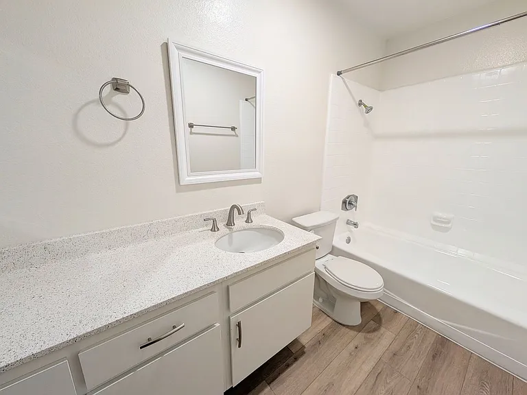Chateau Lamont Apartments — Photo 18