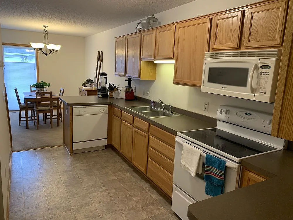 Desirable 2 bedroom townhome in convenient Dundas/Northfield location — Photo 4