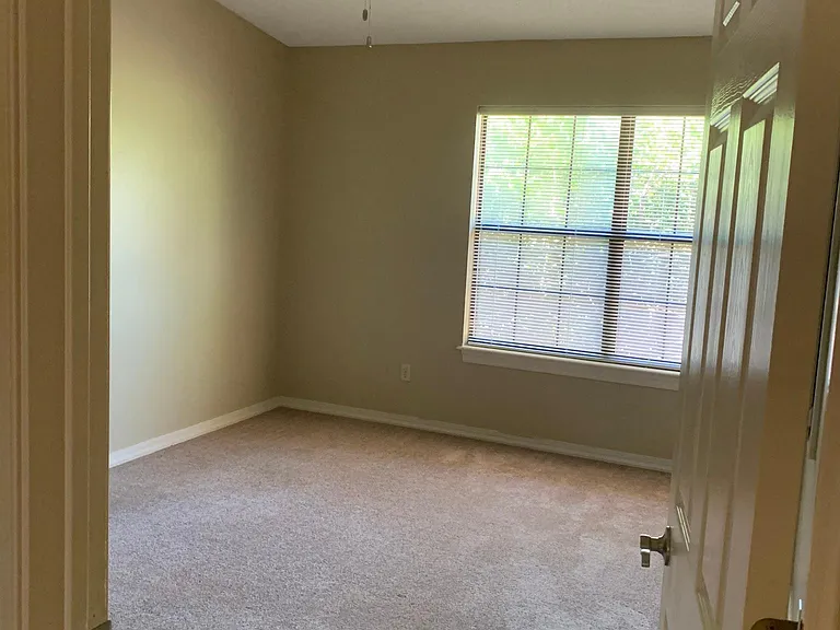 1370 N Oakland Ave — Photo 12