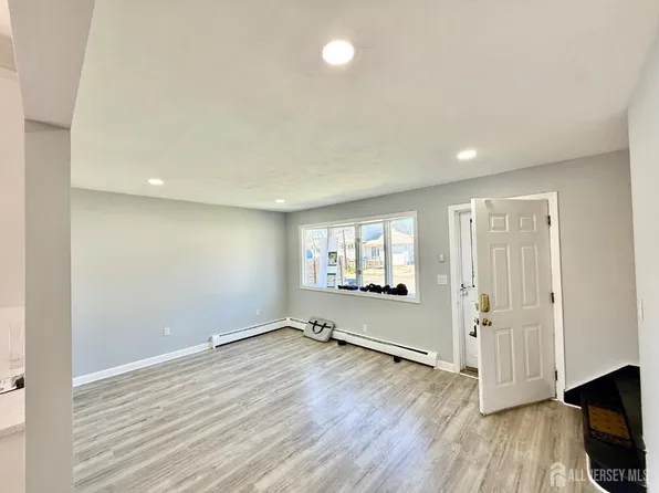 35 Fiat Ave, Iselin, NJ 08830