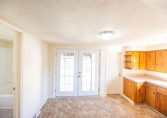 3rd image of 981 Hammel St