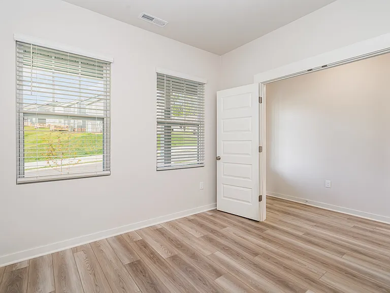 585 Lyness Dr — Photo 7