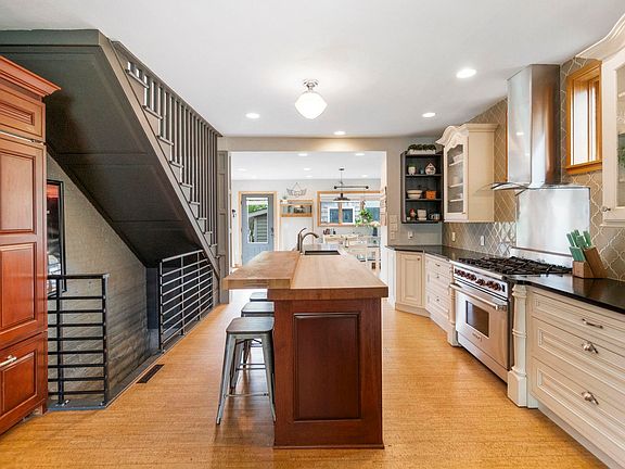 4th image of 624 W 9th St