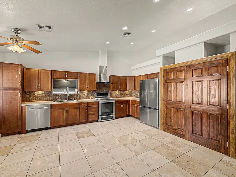 8544 W Holly St — Photo 11